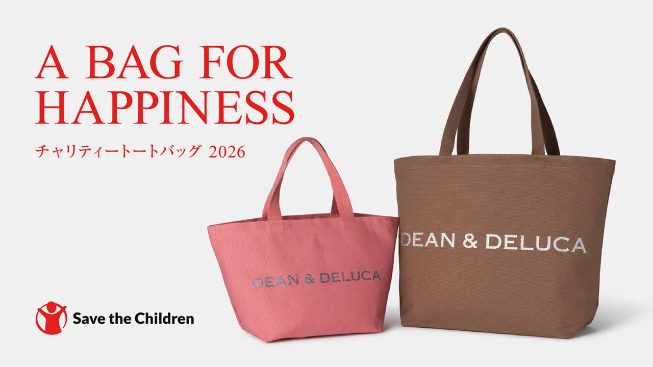 DEAN & DELUCAのチャリティートートバッグ2026。ラズベリーピンクのSサイズとココアブラウンのLサイズ