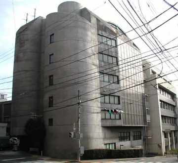 いきいきプラザの外観。交差点に面したガラス張りの建物